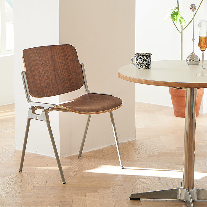 Silla de comedor estilo moderno sin brazos con respaldo abierto y patas de metal