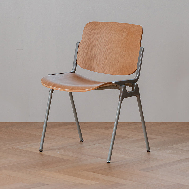 Silla de comedor estilo moderno sin brazos con respaldo abierto y patas de metal