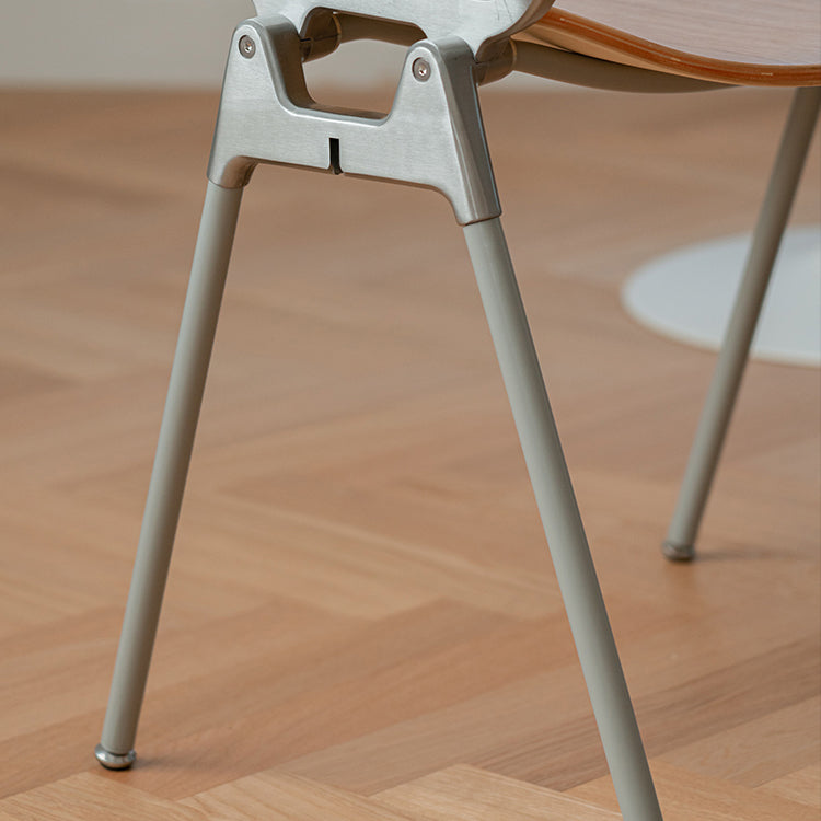 Silla de comedor estilo moderno sin brazos con respaldo abierto y patas de metal