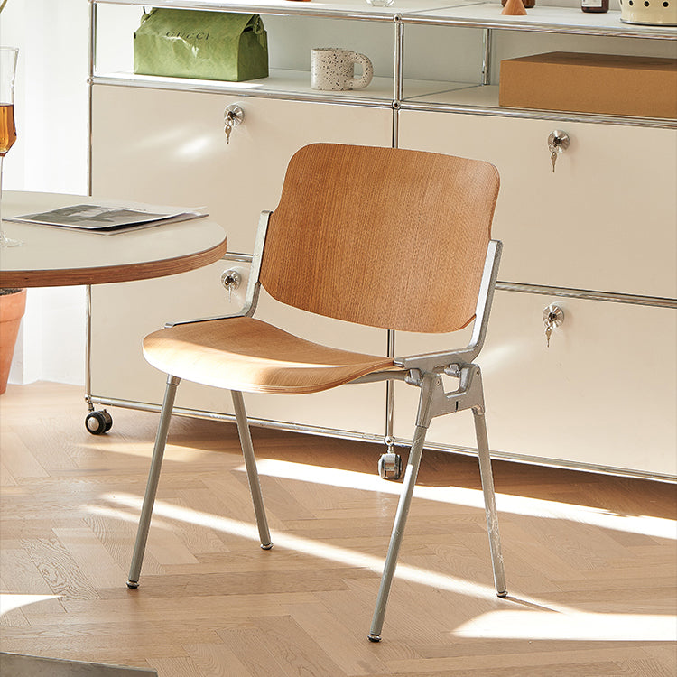 Silla de comedor estilo moderno sin brazos con respaldo abierto y patas de metal