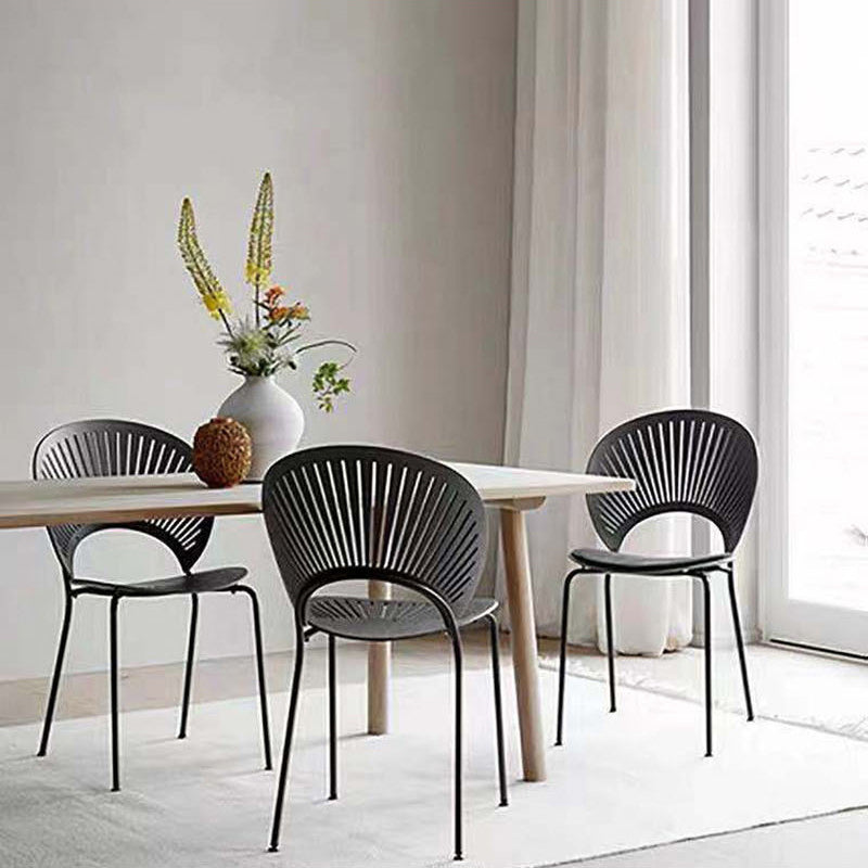 Silla lateral casera contemporánea con respaldo abierto, patas de metal, silla de comedor de madera