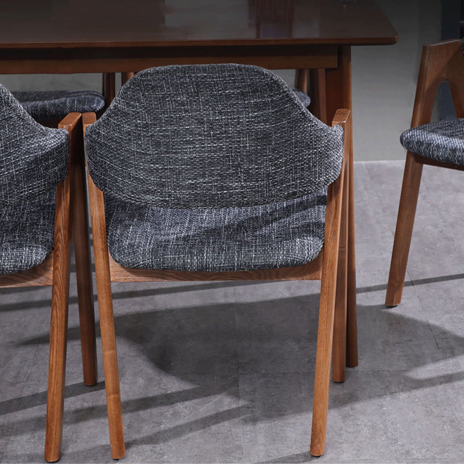 Salle d'étude scandinave, fauteuil à dossier ouvert, chaise de salle à manger rembourrée au fini mat