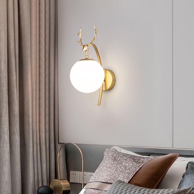 Lámpara de lámparas de apliques de pelota de vidrio de estilo simple Lámpara de pared de asta de una cabeza para dormitorio