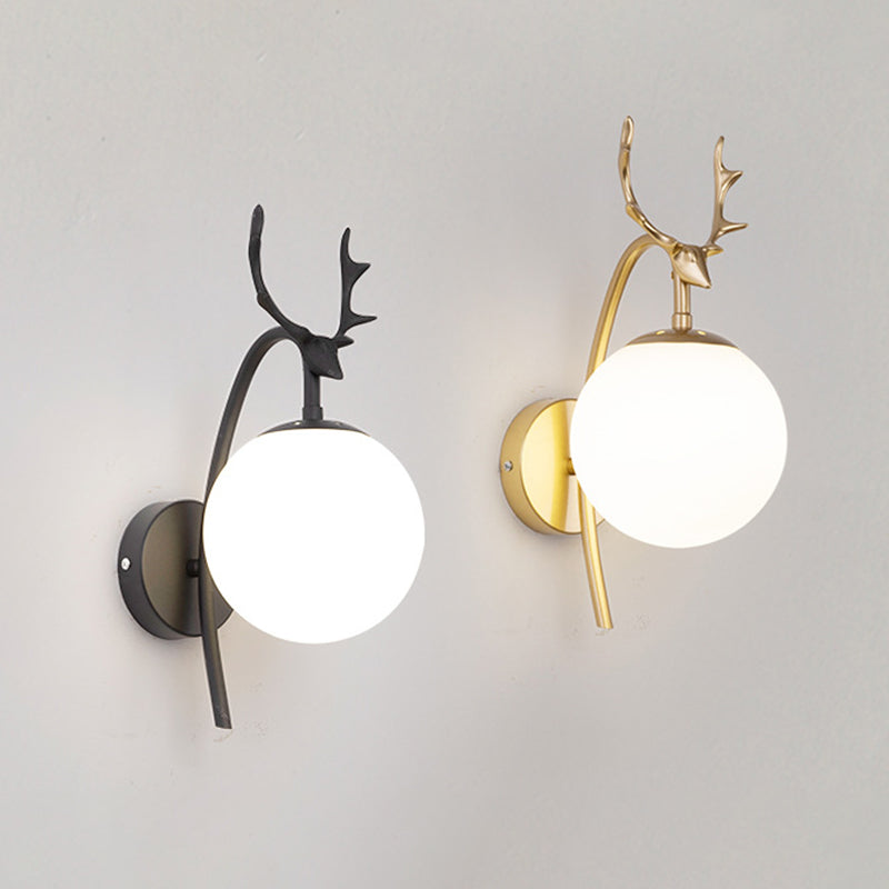 Lámpara de lámparas de apliques de pelota de vidrio de estilo simple Lámpara de pared de asta de una cabeza para dormitorio