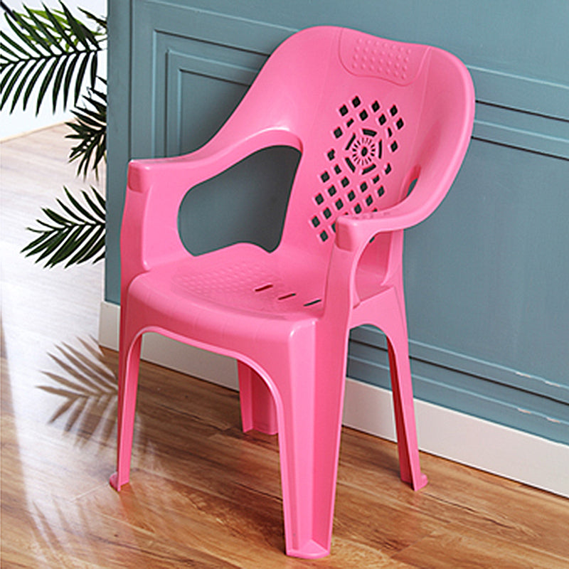 El plástico moderno que cena el brazo preside el hogar apilable interior que cena el sillón