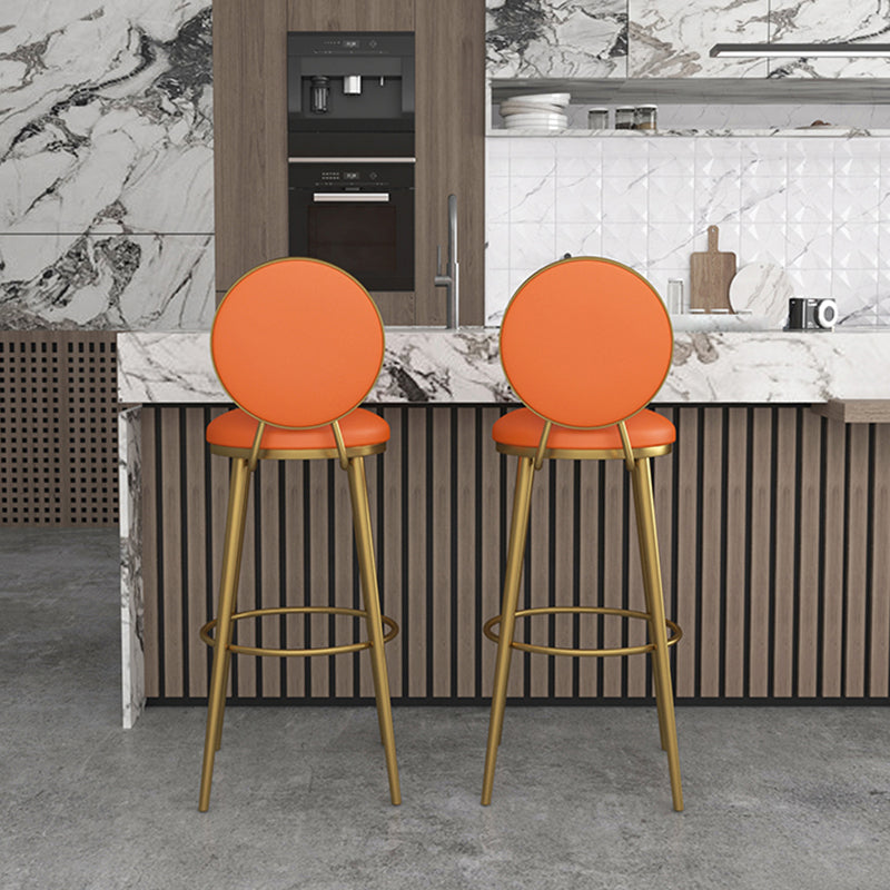 Taburete redondo Glam, taburete de bar de cuero sin brazos con respaldo bajo y patas de metal