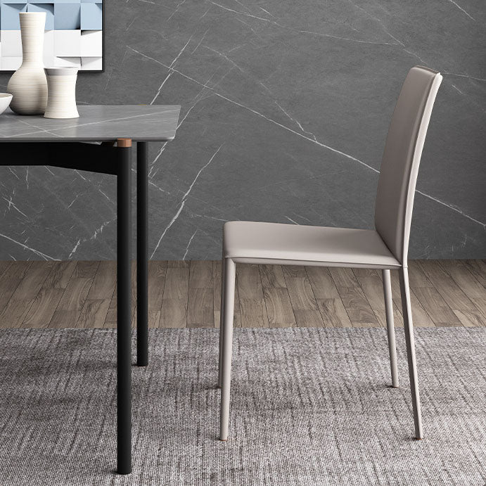 Silla de comedor curvada de cuero contemporánea Silla Parsons para Brasserie