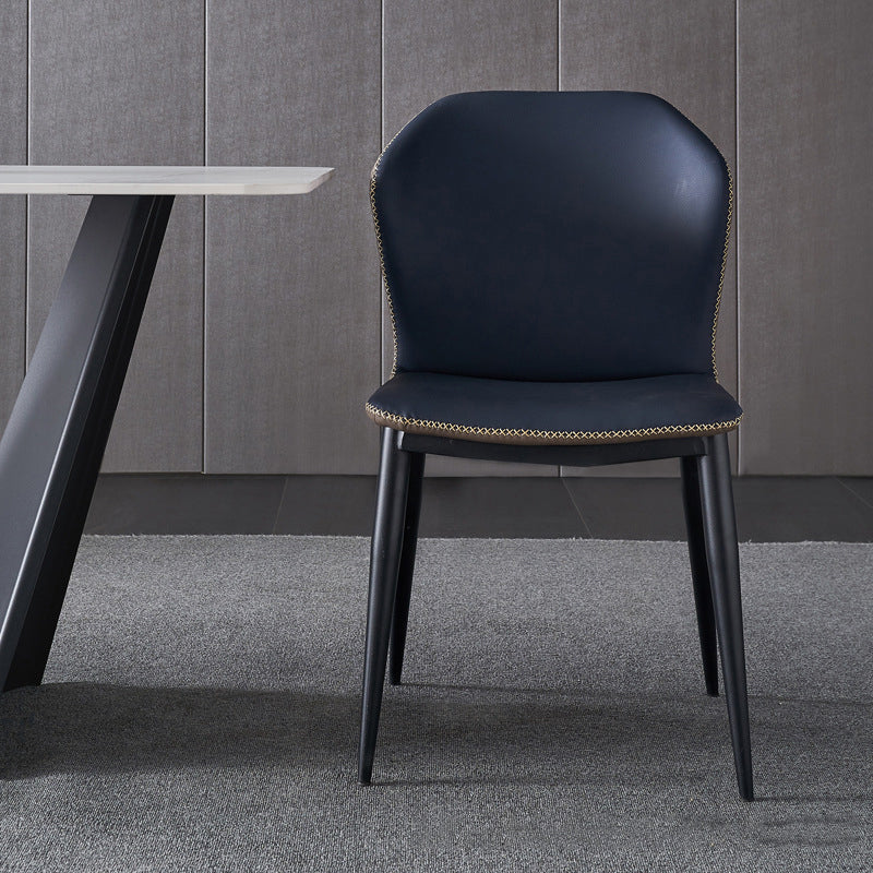 Silla lateral contemporánea con respaldo de orejas Silla sin brazos curvada de cuero con acabado mate