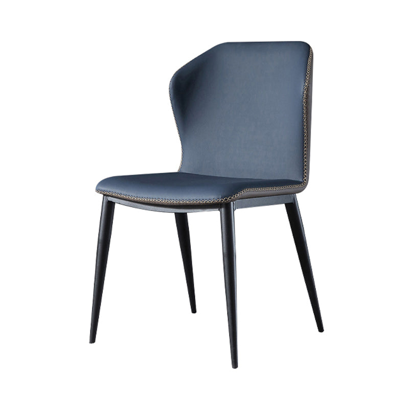 Silla lateral contemporánea con respaldo de orejas Silla sin brazos curvada de cuero con acabado mate