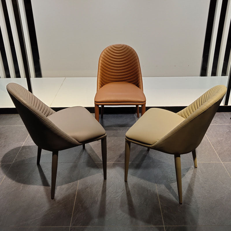 Silla sin brazos inclinada curvada de cuero moderna Silla Parsons con acabado mate para Brasserie