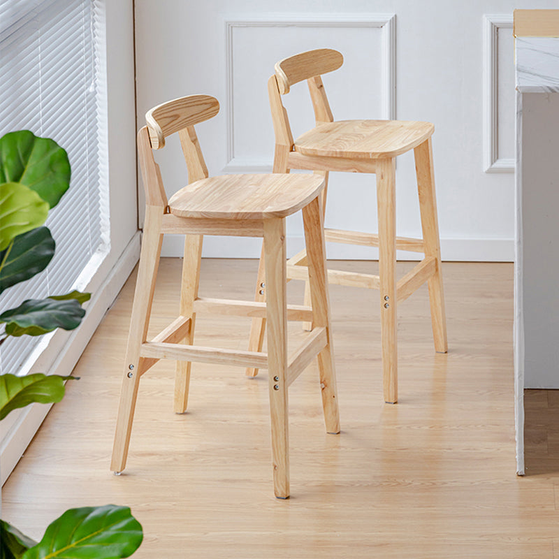 Tabouret de bar industriel à dossier bas en bois, haut et simple d'intérieur avec siège carré