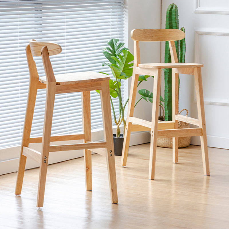 Tabouret de bar industriel à dossier bas en bois, haut et simple d'intérieur avec siège carré