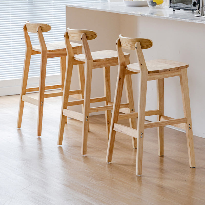 Tabouret de bar industriel à dossier bas en bois, haut et simple d'intérieur avec siège carré