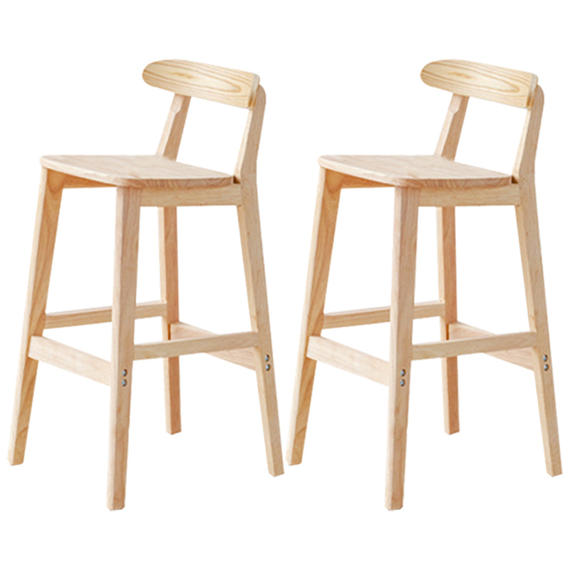 Tabouret de bar industriel à dossier bas en bois, haut et simple d'intérieur avec siège carré
