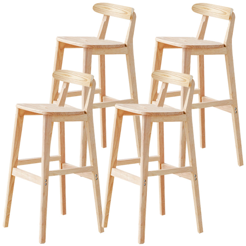Tabouret de bar industriel à dossier bas en bois, haut et simple d'intérieur avec siège carré