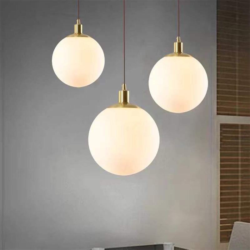 Luxury Luxury Single Pendant Light Copper Globe suspendu lampe avec une teinte en verre blanc