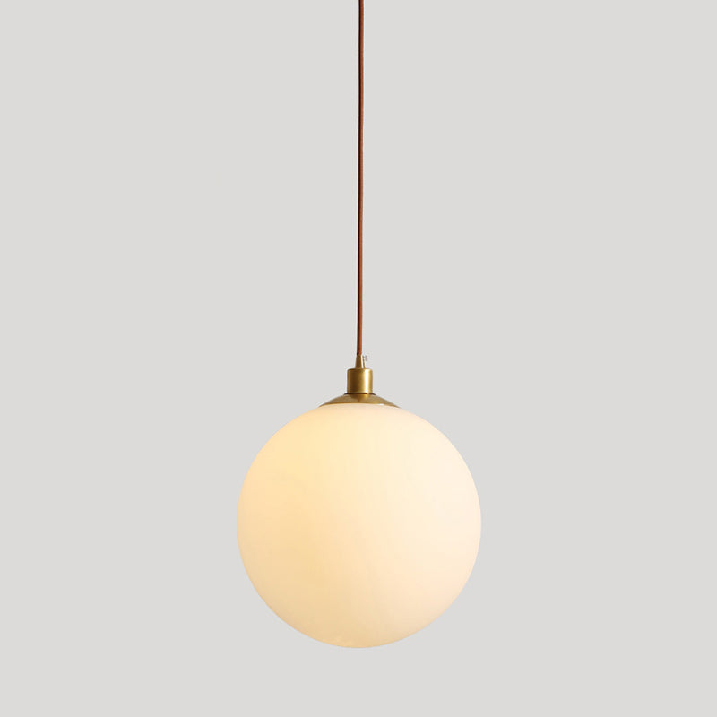 Luxury Luxury Single Pendant Light Copper Globe suspendu lampe avec une teinte en verre blanc