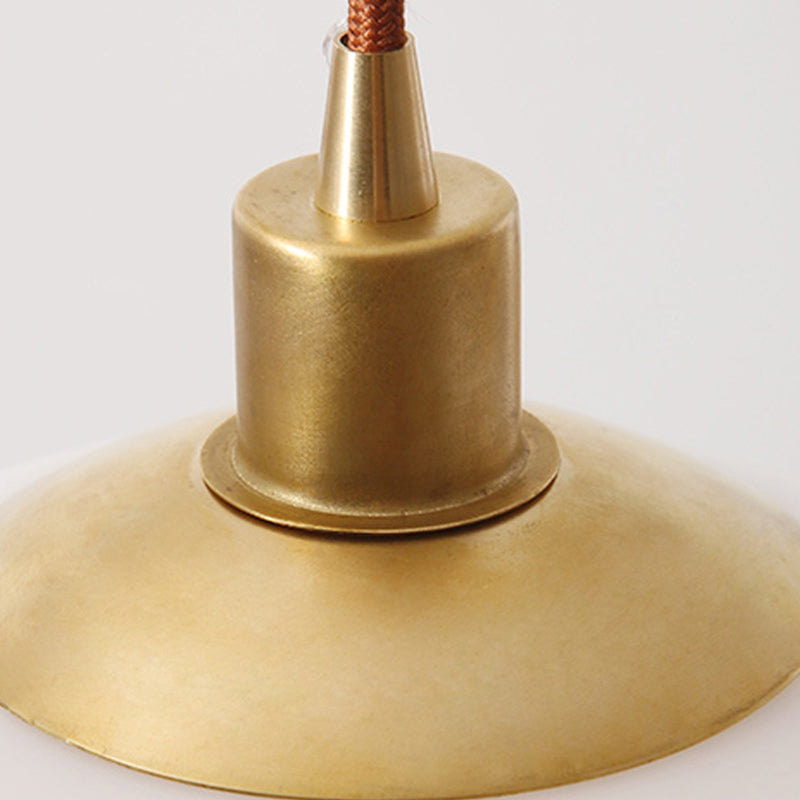 Luxury Luxury Single Pendant Light Copper Globe suspendu lampe avec une teinte en verre blanc