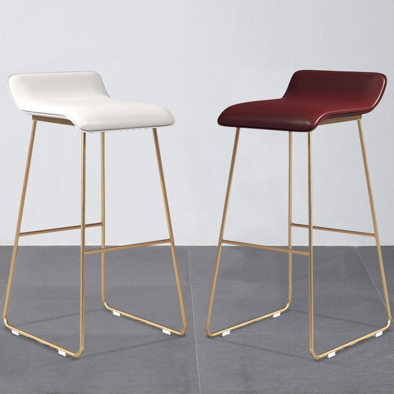 Taburete de bar redondo Glam, taburete de bar de cuero sin brazos con reposapiés, base de hierro