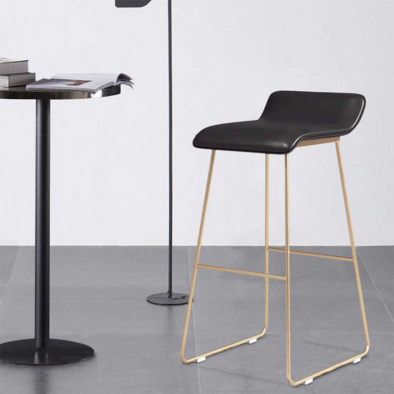 Tabouret de bar rond de comptoir Glam, sans accoudoirs, en cuir, avec repose-pieds, base en fer