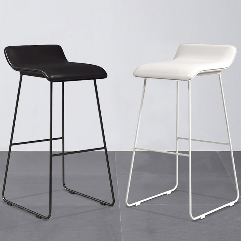Taburete de bar redondo Glam, taburete de bar de cuero sin brazos con reposapiés, base de hierro