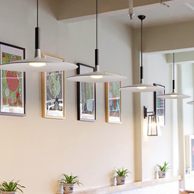 Style de concepteur petit pendentif luminaire en métal.