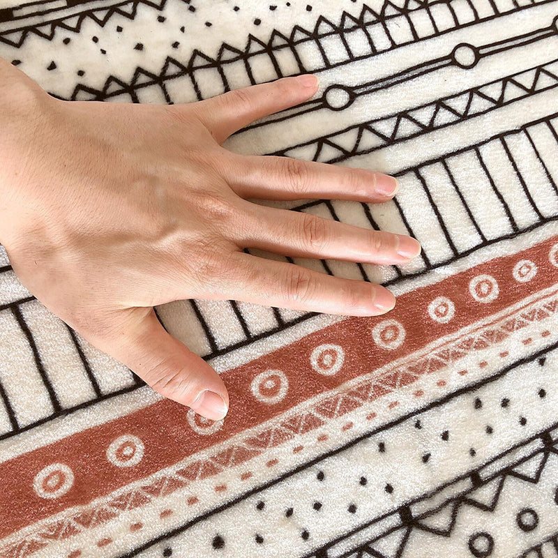 White Modern Rug Polyester Graphic Rug Stain Resistant Rug for Home Decoration
