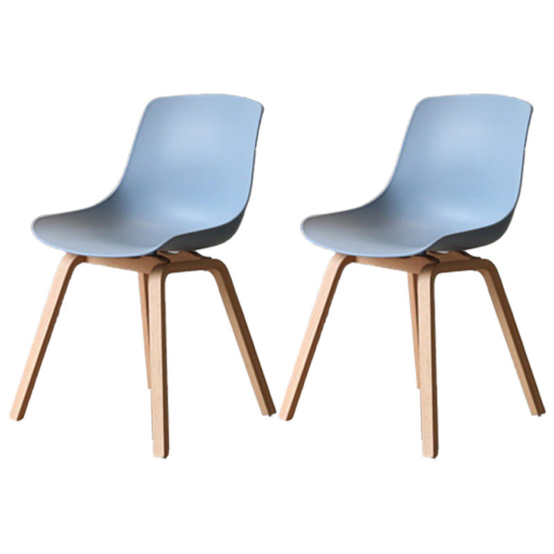 Silla de comedor con acabado mate de madera, silla lateral con respaldo sólido de restaurante escandinavo
