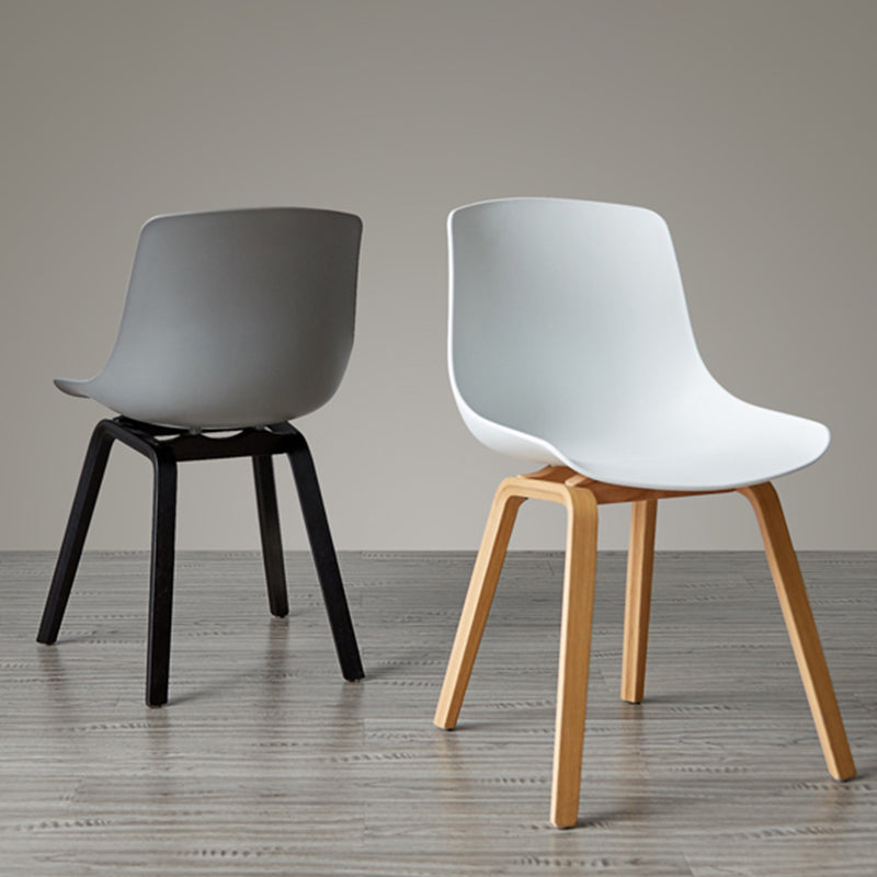 Silla de comedor con acabado mate de madera, silla lateral con respaldo sólido de restaurante escandinavo
