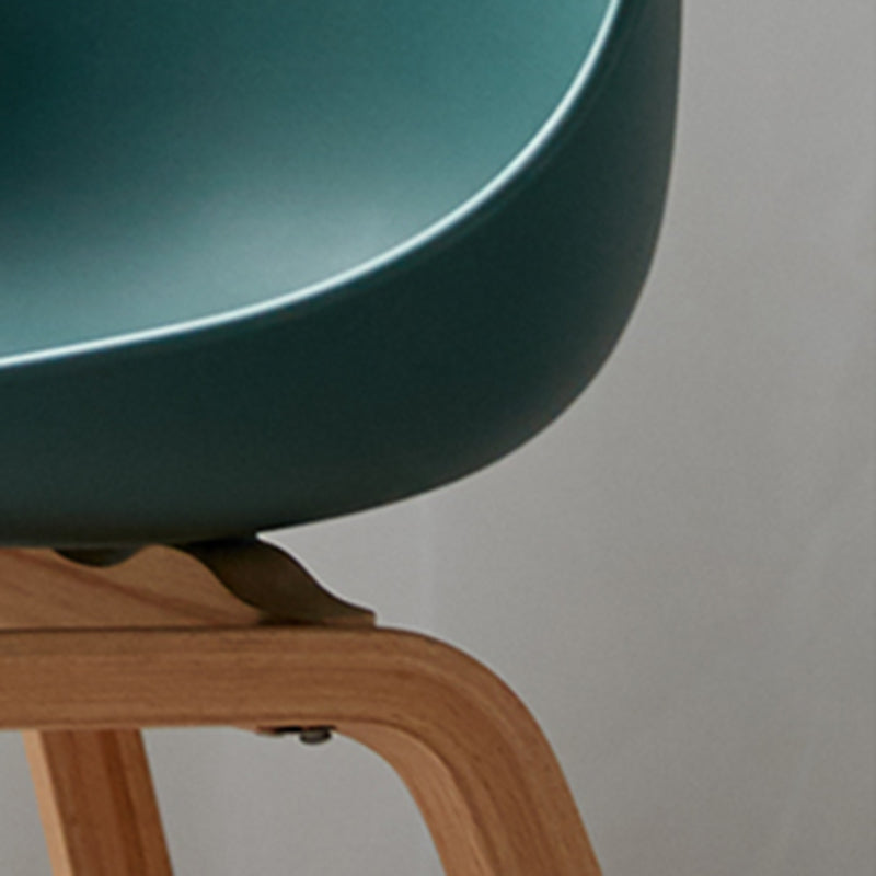Silla de comedor con acabado mate de madera, silla lateral con respaldo sólido de restaurante escandinavo