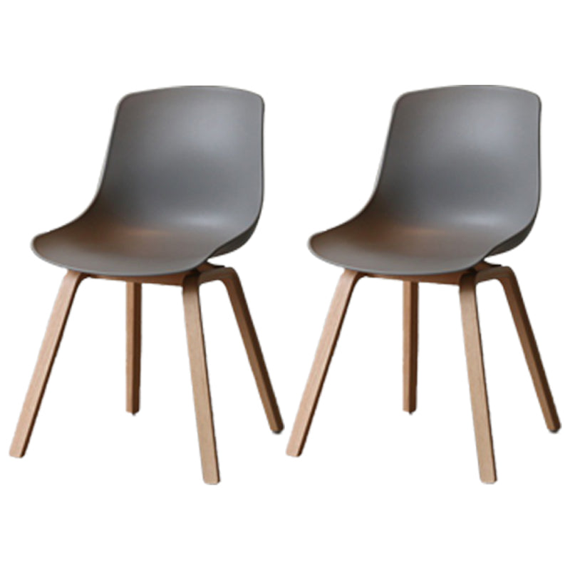 Silla de comedor con acabado mate de madera, silla lateral con respaldo sólido de restaurante escandinavo