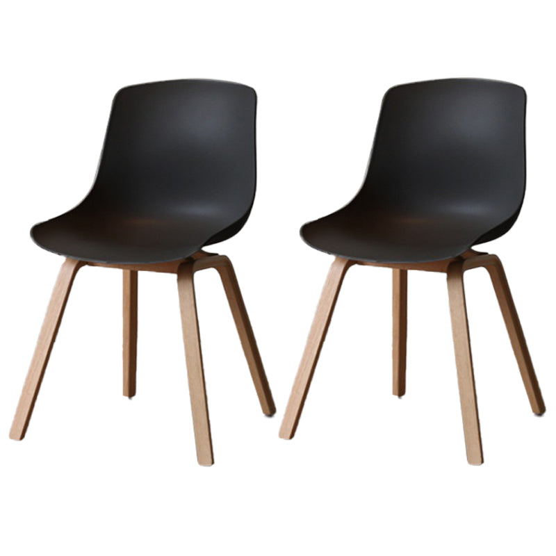 Silla de comedor con acabado mate de madera, silla lateral con respaldo sólido de restaurante escandinavo