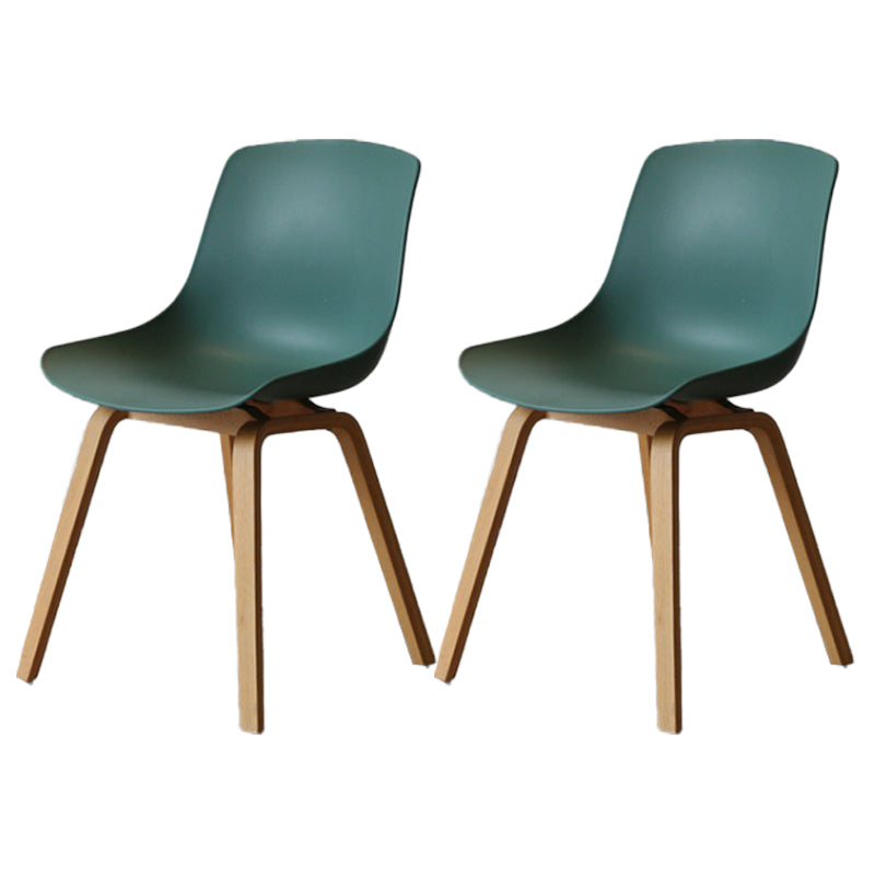 Silla de comedor con acabado mate de madera, silla lateral con respaldo sólido de restaurante escandinavo