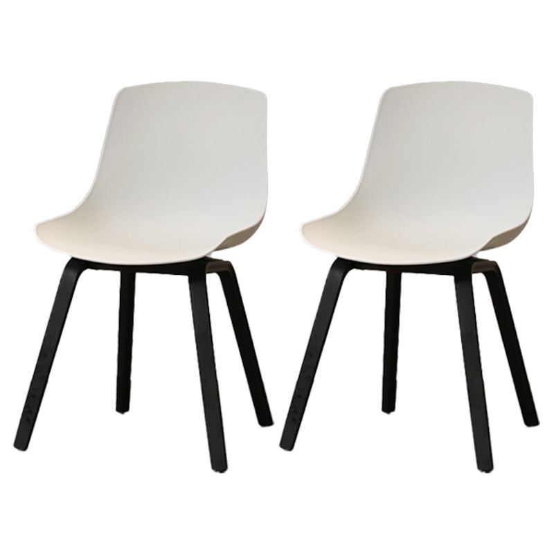 Silla de comedor con acabado mate de madera, silla lateral con respaldo sólido de restaurante escandinavo