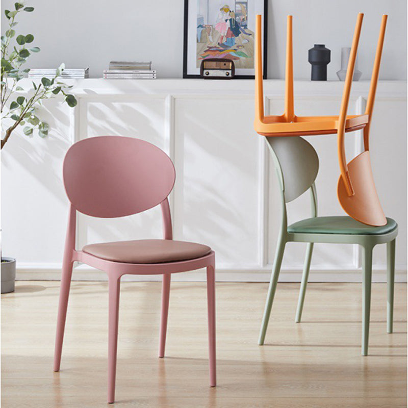 Silla de comedor de plástico mate con respaldo abierto para restaurante escandinavo