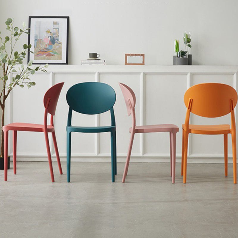 Silla de comedor de plástico mate con respaldo abierto para restaurante escandinavo