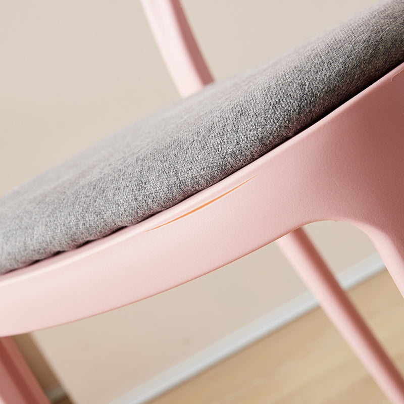 Silla de comedor de plástico mate con respaldo abierto para restaurante escandinavo