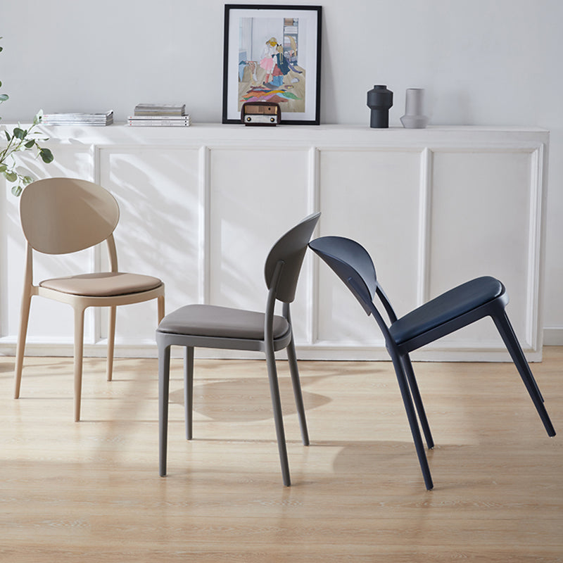 Silla de comedor de plástico mate con respaldo abierto para restaurante escandinavo
