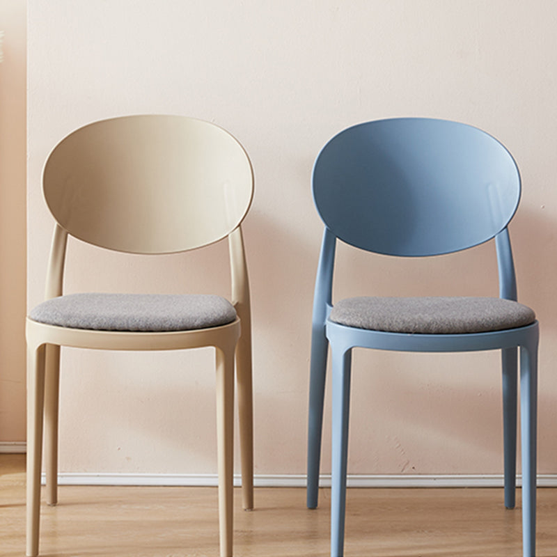 Silla de comedor de plástico mate con respaldo abierto para restaurante escandinavo