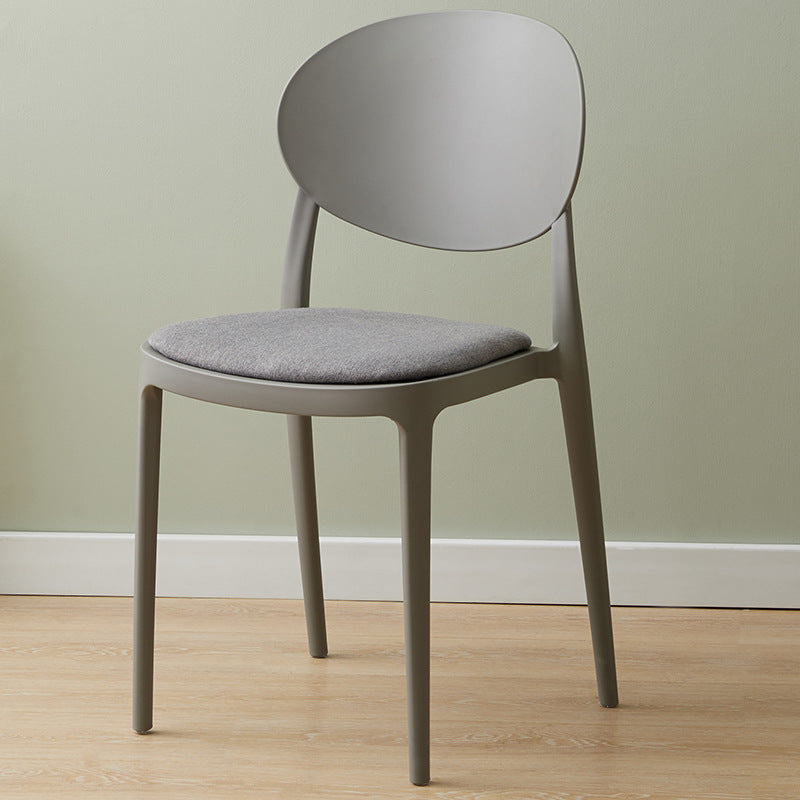 Silla de comedor de plástico escandinavo con respaldo abierto y acabado mate