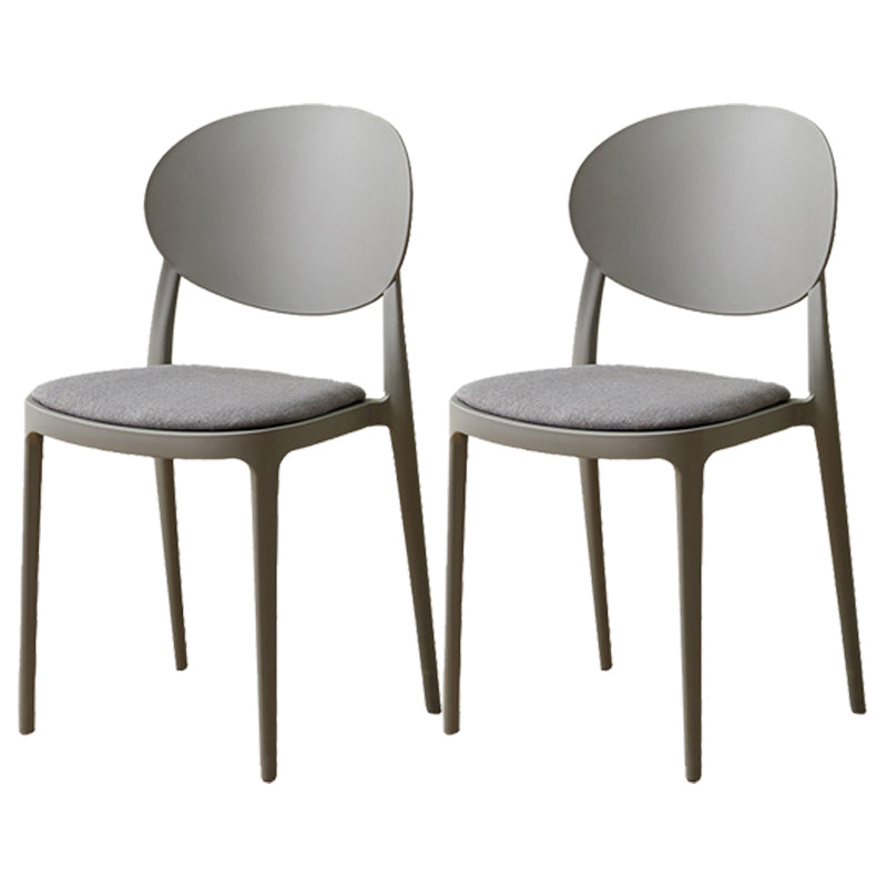 Silla de comedor de plástico escandinavo con respaldo abierto y acabado mate