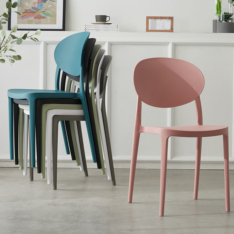Silla de comedor de plástico escandinavo con respaldo abierto y acabado mate