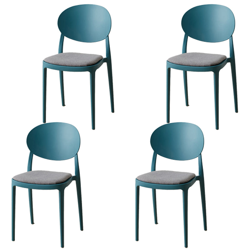Silla de comedor de plástico escandinavo con respaldo abierto y acabado mate