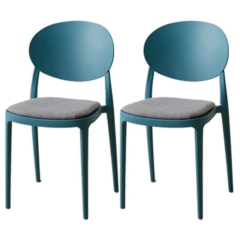 Silla de comedor de plástico escandinavo con respaldo abierto y acabado mate