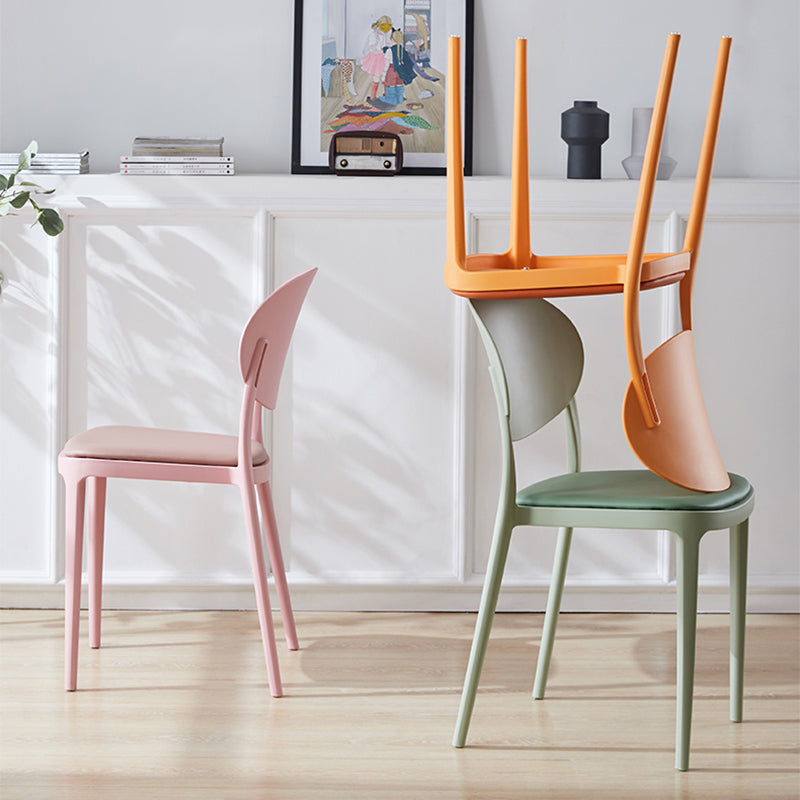 Silla de comedor de plástico escandinavo con respaldo abierto y acabado mate
