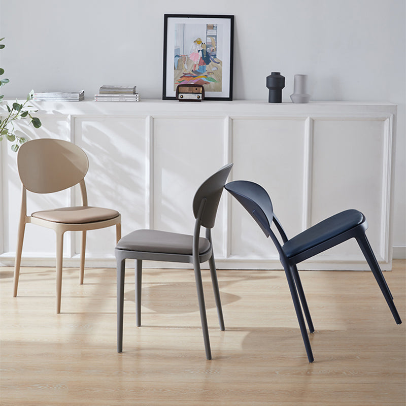 Silla de comedor de plástico escandinavo con respaldo abierto y acabado mate