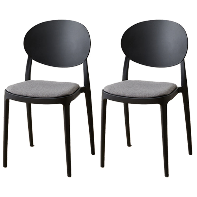 Silla de comedor de plástico escandinavo con respaldo abierto y acabado mate