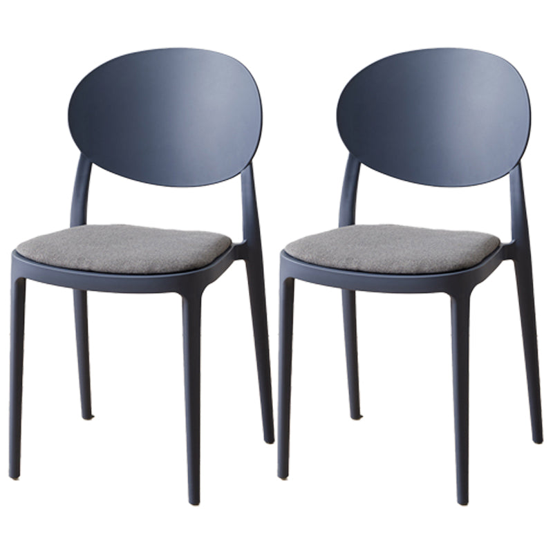 Silla de comedor de plástico escandinavo con respaldo abierto y acabado mate