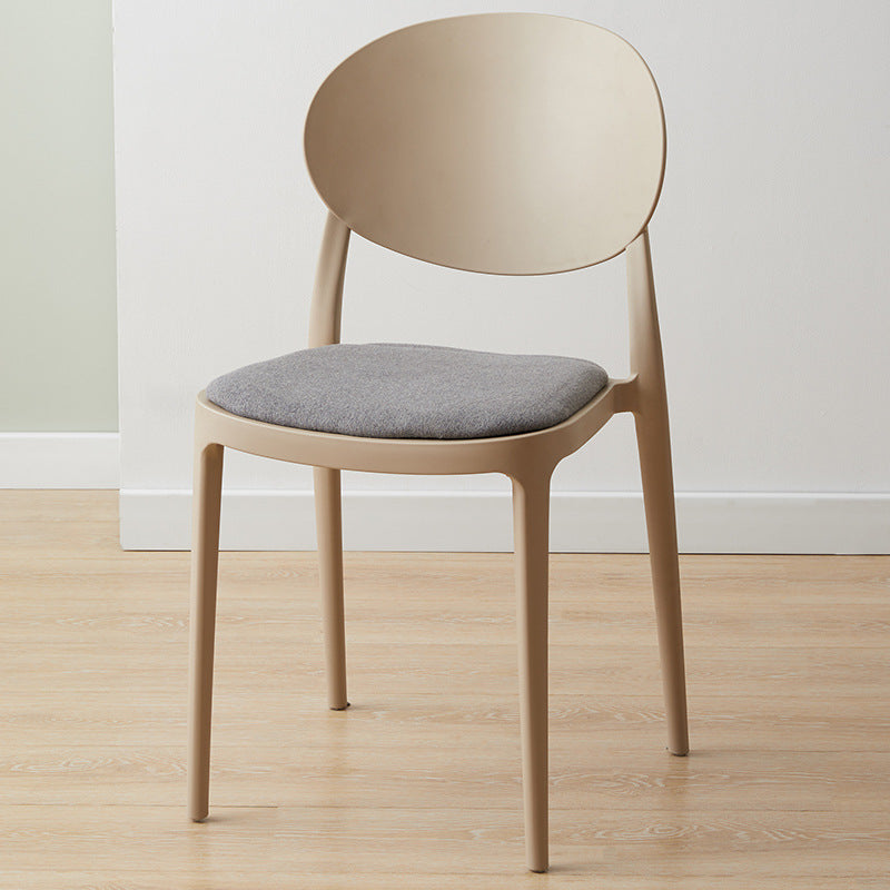 Silla de comedor de plástico escandinavo con respaldo abierto y acabado mate