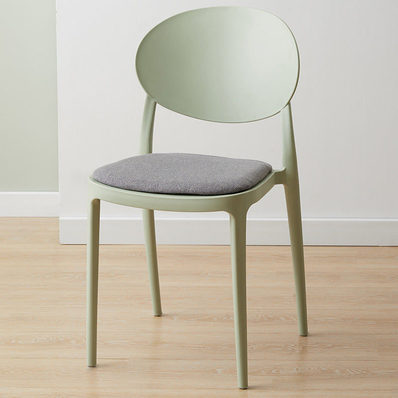 Silla de comedor de plástico escandinavo con respaldo abierto y acabado mate